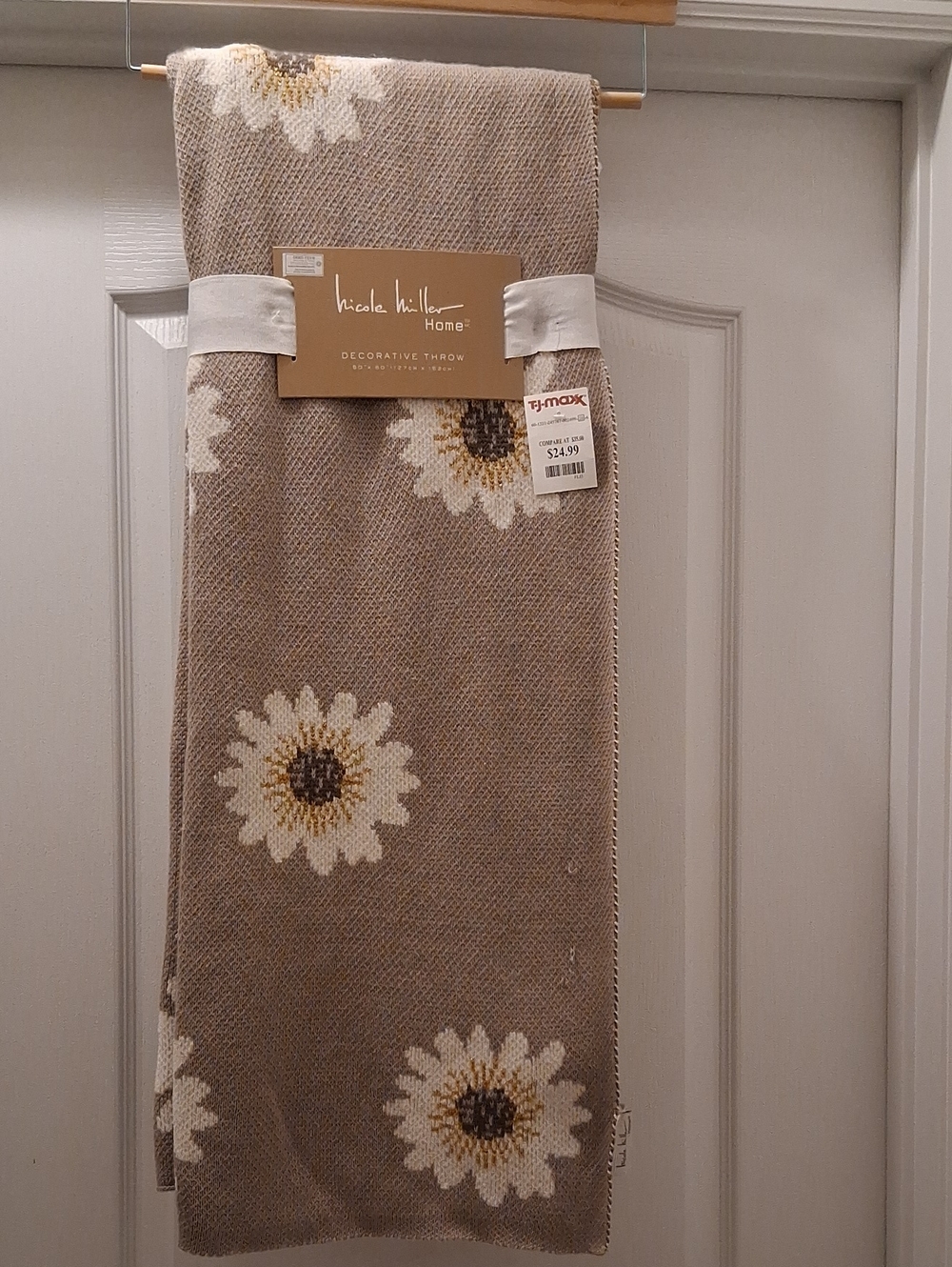 Nicole Miller Taupe Daisy Floral Decorative Throw 🌻🌻🌻